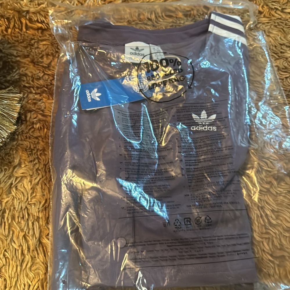 Really cute Adidas crop shirt - Picture 4 of 4